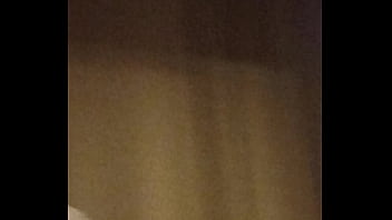 Esperando en el hotel para nuestra sesión amatoria y ella le manda mensaje a su novio