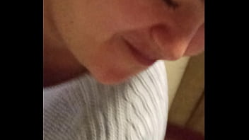 Esperando en el hotel para nuestra sesión amatoria y ella le manda mensaje a su novio