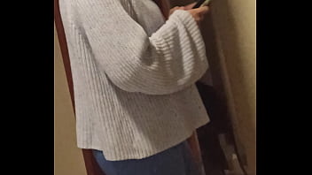 Esperando en el hotel para nuestra sesión amatoria y ella le manda mensaje a su novio