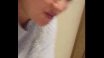 Esperando en el hotel para nuestra sesión amatoria y ella le manda mensaje a su novio