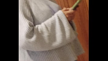 Esperando en el hotel para nuestra sesión amatoria y ella le manda mensaje a su novio