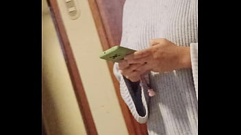 Esperando en el hotel para nuestra sesión amatoria y ella le manda mensaje a su novio