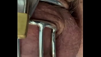 Premiers Pas En Escarpins Pour Cet Encagé thumbnail