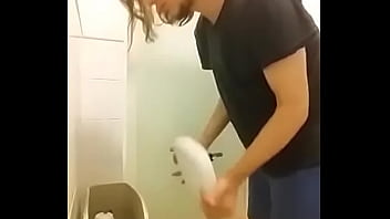 Mijando Na Privada Quebrada Enquanto Minha Gata Me Olha E Olha Meu Xixi thumbnail