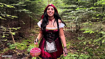 Linda del sol traviesa caperucita roja en el bosque