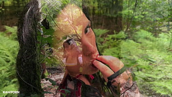 Linda del sol traviesa caperucita roja en el bosque