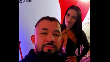 Pau grosso destruindo buceta apertada da putinha no sofá