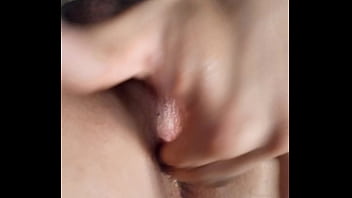 Chico juega con su culo