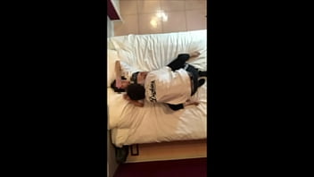 彼女との記念日にホテルでテレビを見てたらお互いにムラムラが高まってしまい始まりました