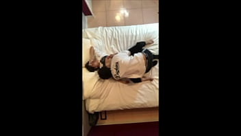 彼女との記念日にホテルでテレビを見てたらお互いにムラムラが高まってしまい始まりました