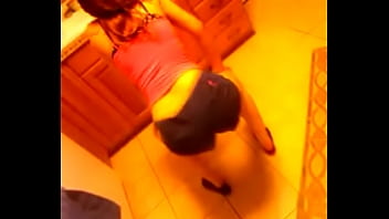 Sexy white teen shakes her ass