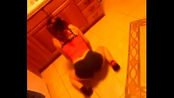 Sexy white teen shakes her ass