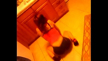 Sexy white teen shakes her ass