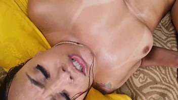 Enteada perfeita de 18 anos sempre consegue o que quer do padrasto pornô grátis