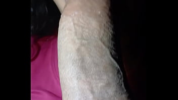 Yo le doy una rica mamada a mi mejor amigo y el me da una rica corrida en mi boca