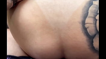 Minha namorada saiu e a enteada não perdeu tempo foi logo sentando em mim e a safada ainda me deu o cu