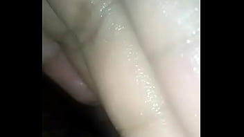 Se deja tocar gime de placer