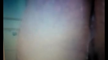 Casadinho distraido escovando os dentes apos a foda kkk