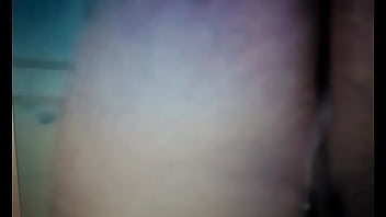 Casadinho distraido escovando os dentes apos a foda kkk