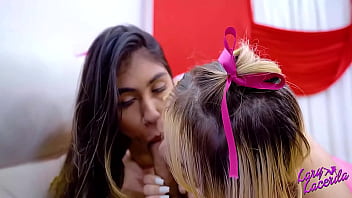 Foda com as meias irmãs loirinhas e magrinhas comi uma sem camisinha e gozei no cu