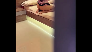 Atrapo a mi madrastra nalgona muy caliente en su habitacion y me saco toda la leche a sus espaldas