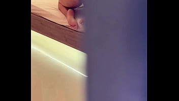 Atrapo a mi madrastra nalgona muy caliente en su habitacion y me saco toda la leche a sus espaldas