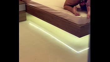 Atrapo a mi madrastra nalgona muy caliente en su habitacion y me saco toda la leche a sus espaldas