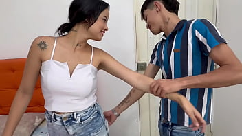 La cachonda de mi hermanastra me encuentra en su cuarto masturbandome con su panty y ella se ofrece a sacarme la leche cabalgando sobre mi polla La cachonda de mi hermanastra me encuentra en su cuarto masturbandome con su panty y ella se ofrece a sacarme la leche cabalgando sobre mi polla