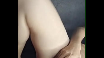 Doctora se masturba con vibrador nuevo y chorrea sin parar