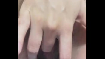 Metiendose los dedos por mi