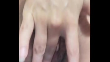 Metiendose los dedos por mi