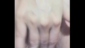 Metiendose los dedos por mi