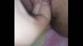 Metiendose los dedos por mi