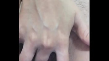 Metiendose los dedos por mi