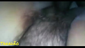 Enchendo a puta peluda de leite