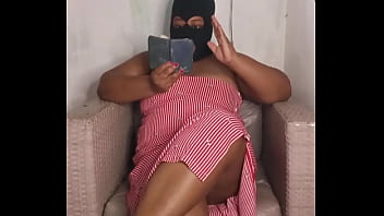 Crente safada da bunda grande e buceta gostosa foi ler a bíblia e ficou com tesão