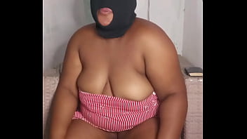 Crente safada da bunda grande e buceta gostosa foi ler a bíblia e ficou com tesão