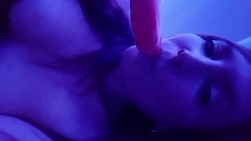 Tu veut me voir sucer autre chose qu'une glace abonne toi