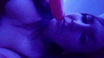 Tu veut me voir sucer autre chose qu'une glace abonne toi