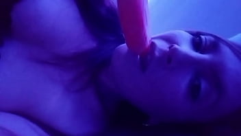 Tu veut me voir sucer autre chose qu'une glace abonne toi