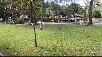 Guia turística leva viajante de férias pata conhecer o parque mas eles encontraram um bom lugar cum on ass and female orgasm