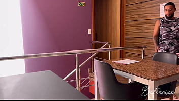 Guia turística leva viajante de férias pata conhecer o parque mas eles encontraram um bom lugar cum on ass and female orgasm