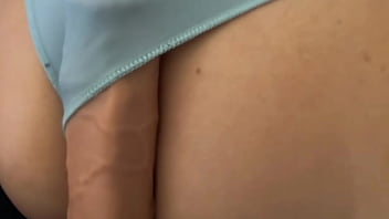 La amiga de la hermanastra tiene un pequeño culo para mi gran polla ella se mueve en mi polla y me corro ensuciando mis bragas