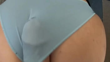 La amiga de la hermanastra tiene un pequeño culo para mi gran polla ella se mueve en mi polla y me corro ensuciando mis bragas