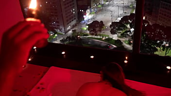 Quarto vermelho tatuada gostosa transando com negão dotado no quarto vermelho