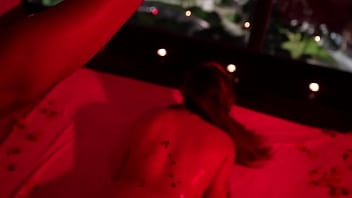 Quarto vermelho tatuada gostosa transando com negão dotado no quarto vermelho