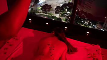 Quarto vermelho tatuada gostosa transando com negão dotado no quarto vermelho