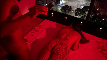 Quarto vermelho tatuada gostosa transando com negão dotado no quarto vermelho