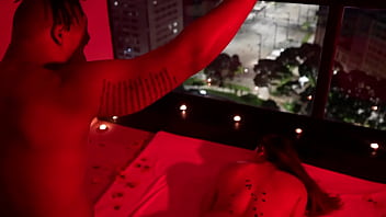 Quarto vermelho tatuada gostosa transando com negão dotado no quarto vermelho