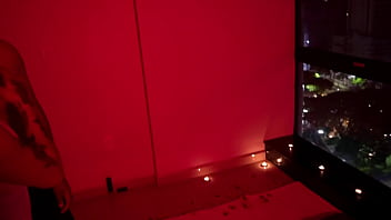 Quarto vermelho tatuada gostosa transando com negão dotado no quarto vermelho